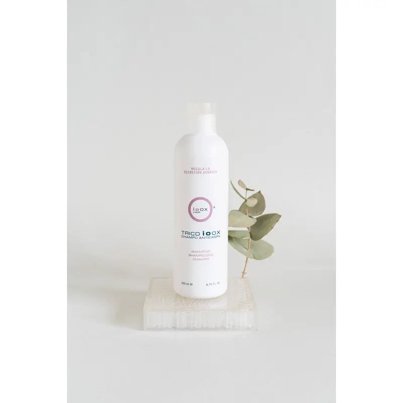 Ioox Tricoioox kuivan hilseen hoitoon tarkoitettu shampoo, 250 ml