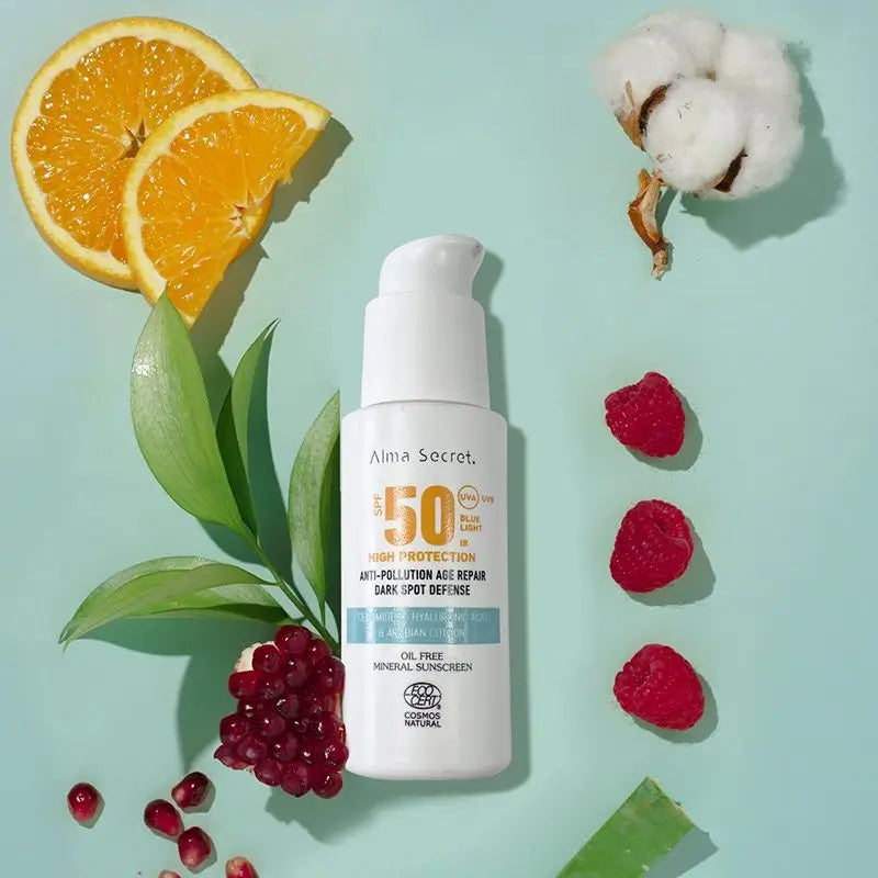 Alma Secret Solar Facial Natural SPF 50, sisältää keramideja, ehkäisee pigmenttimuutoksia ja on öljytön