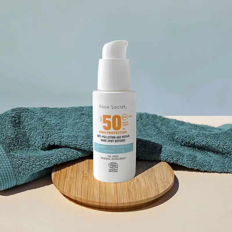 Alma Secret Solar Facial Natural SPF 50, sisältää keramideja, ehkäisee pigmenttimuutoksia ja on öljytön