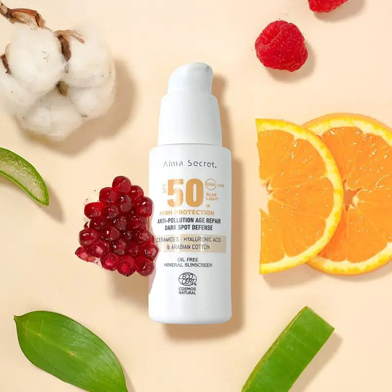 Alma Secret Solar Facial Natural SPF 50, sisältää keramideja, ehkäisee pigmenttimuutoksia ja on öljytön (väri: Sand)