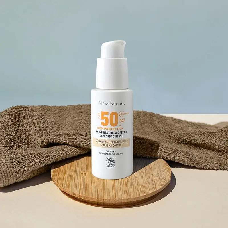 Alma Secret Solar Facial Natural SPF 50, sisältää keramideja, ehkäisee pigmenttimuutoksia ja on öljytön (väri: Sand)