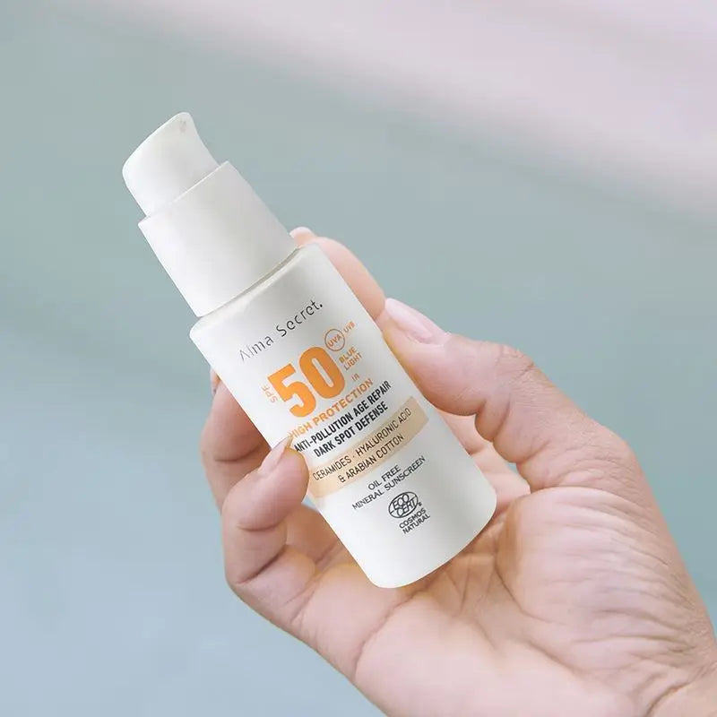 Alma Secret Solar Facial Natural SPF 50, sisältää keramideja, ehkäisee pigmenttimuutoksia ja on öljytön (väri: Sand)