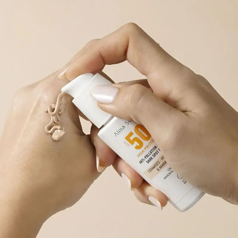 Alma Secret Solar Facial Natural SPF 50, sisältää keramideja, ehkäisee pigmenttimuutoksia ja on öljytön (väri: Sand)
