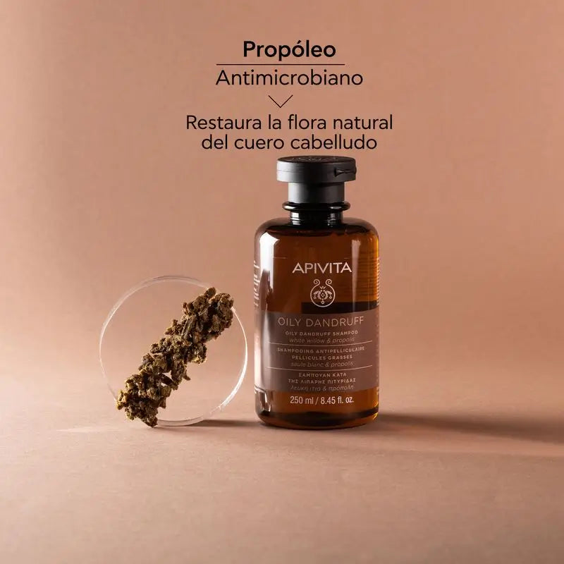 APIVITA Rasvaisen päänahan hilseä vastaan tarkoitettu shampoo, jossa on valkopaju ja propolis, 250 ml
