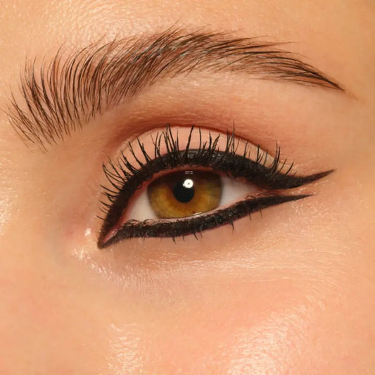 Essence Lash Princess Party 01 pitkäkestoinen silmänrajauskynä, 0,3 g
