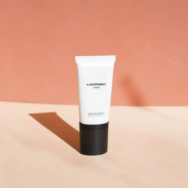 Atashi K-Bioferment Therapy Skin Booster -päivävoide ja meikkipohja 50 ml