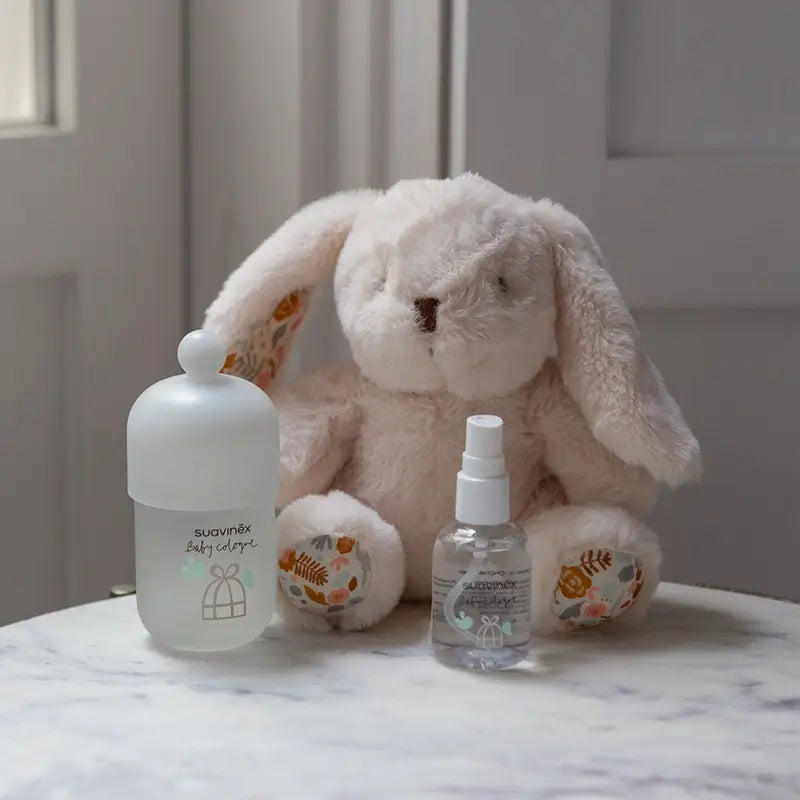 Suavinex-vauvapaketti, jossa on vauvan hajuvettä 100 ml + matkapakkaus 50 ml + pehmolelu vauvalle
